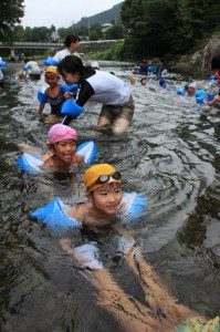 お友達の足を持って、つながって。