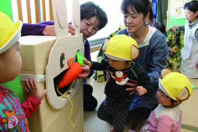 0歳児・ウサギさんニンジンどうぞ!